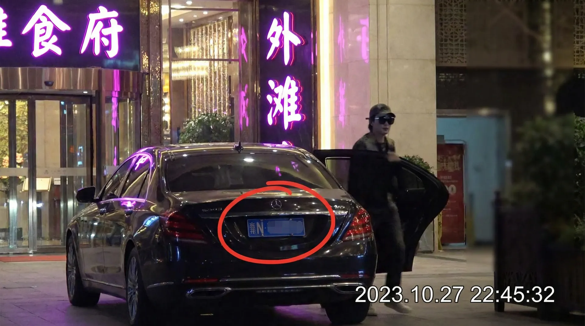 厚黑 | 厚黑最新入口 - 网红爆料厚黑传媒交流社区 - 豪车餐厅外被拍